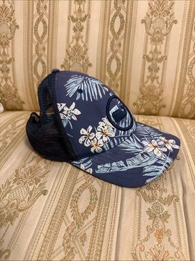 Vineyard vines Navy Floral Mesh Trucker Hat